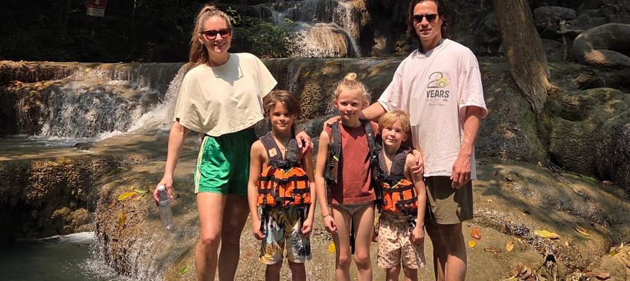 Familieportret bij de Erawan Watervallen