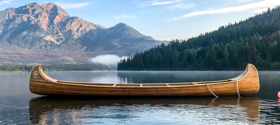 Rondreis West-Canada Kanoën op Pyramid Lake in Jasper National Park
