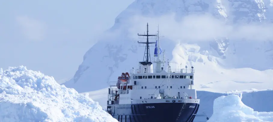 Cruiseschip Ortelius vaart in Antarctica