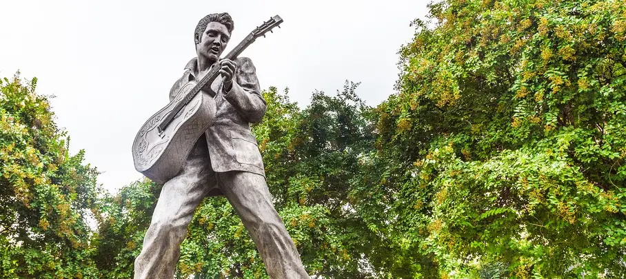 Elvis standbeeld in Memphis
