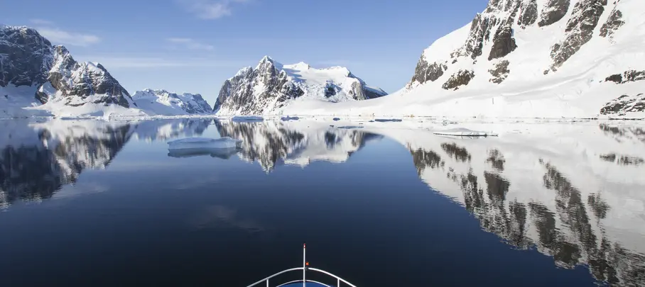Uitzicht vanaf cruiseboot op Antarctica