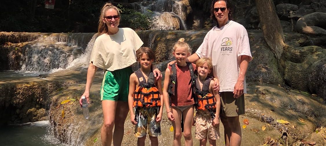 Familieportret bij de Erawan Watervallen