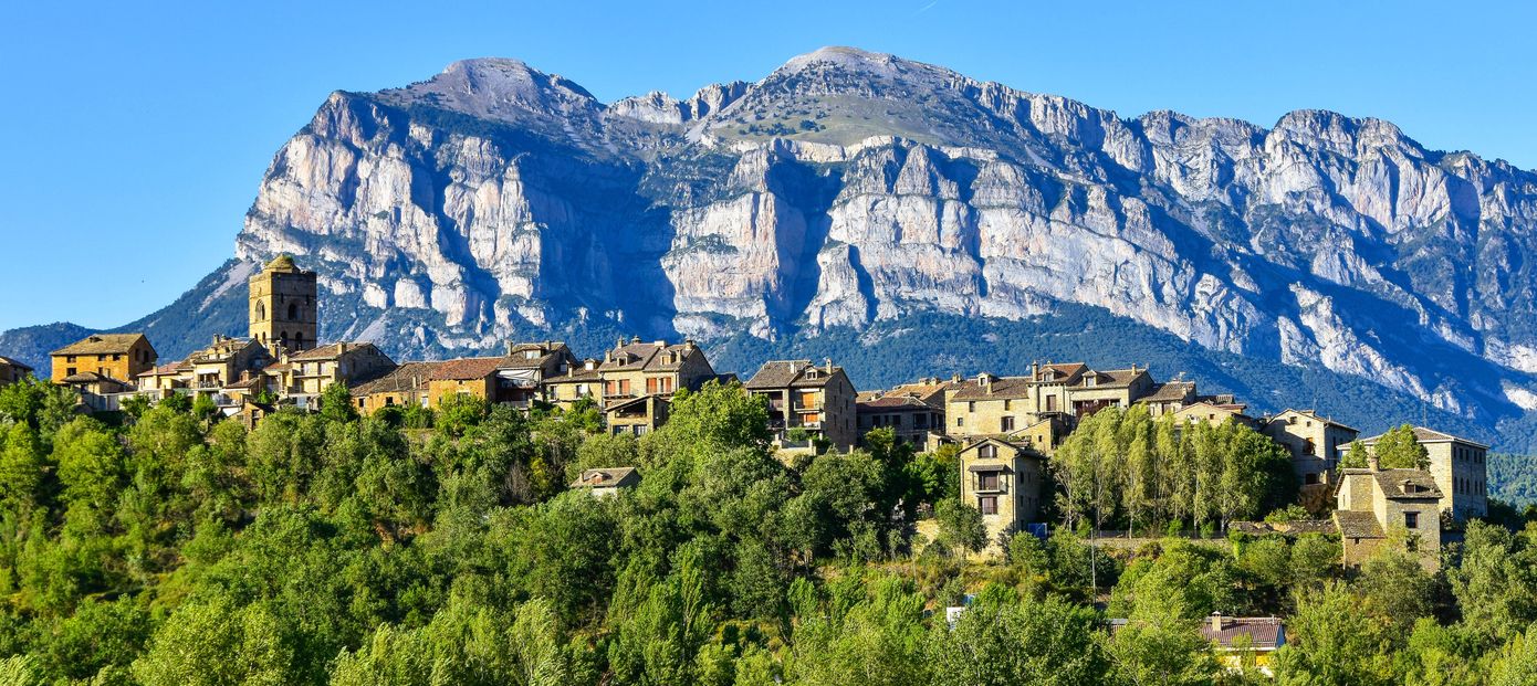 Het historische stadje Aínsa in de Pyreneeën