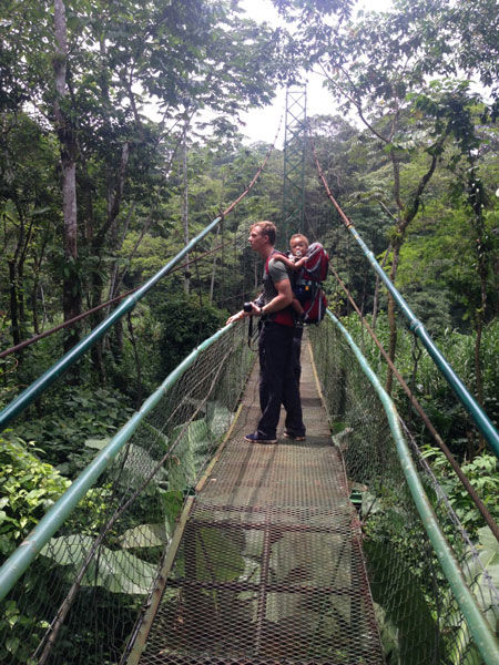 Hangbrug in Monteverde met baby