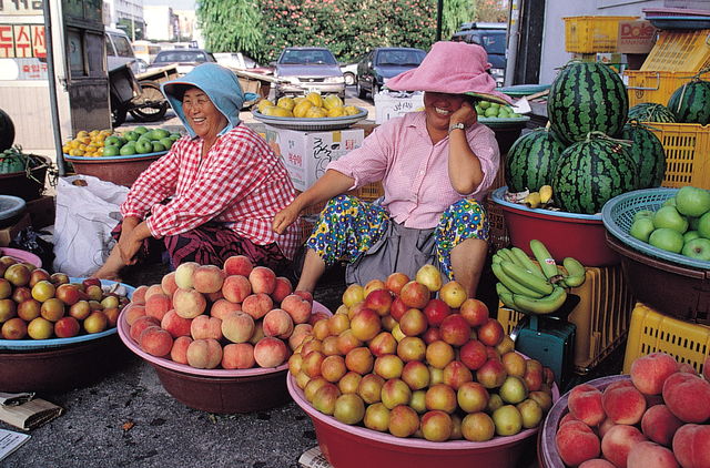 Vrouwen op markt in Busan, Zuid-Korea