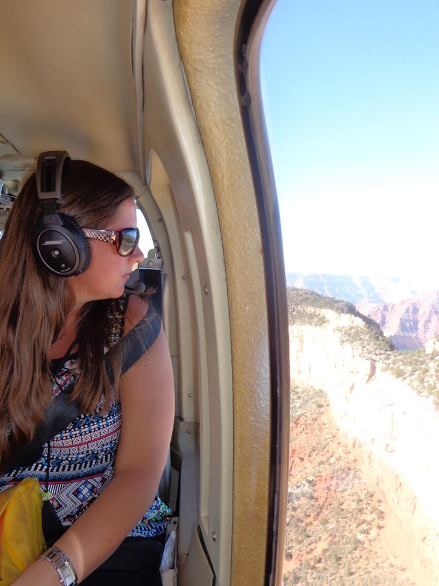 Reisspecialist Leonie vliegt boven de Grand Canyon