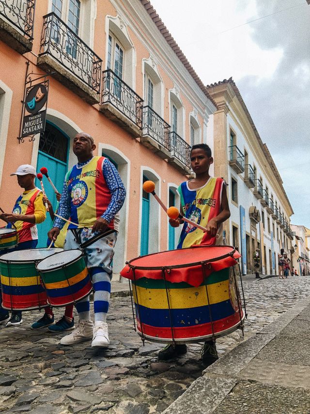 Band door de straten van Salvador da Bahia