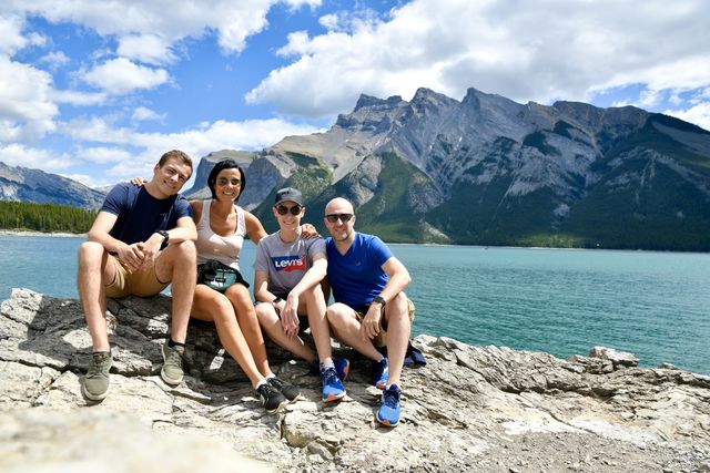 Gezin in Lake Minnewanka in Banff National Park, Canada