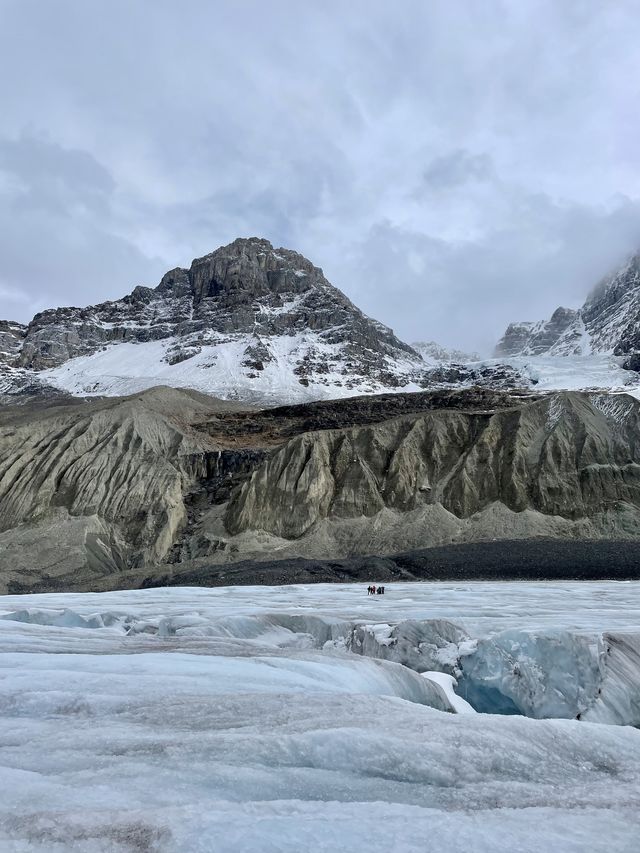 Lopen over het ijs van de Athabasca Glacier