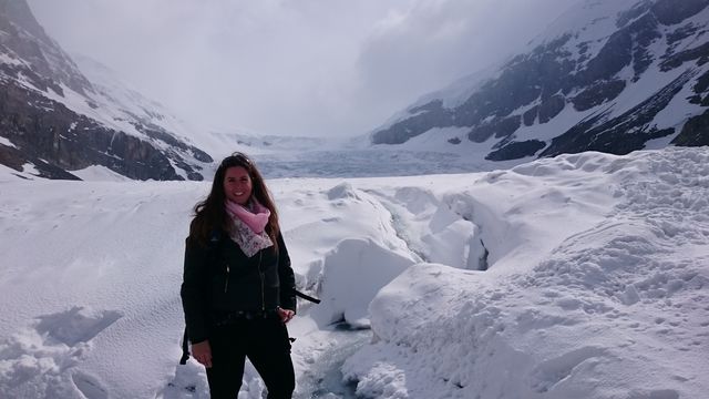 Reisspecialist Leonie bij de Athabasca Glacier