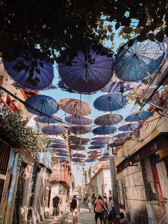 Straatje met paraplus in Cartagena Colombia