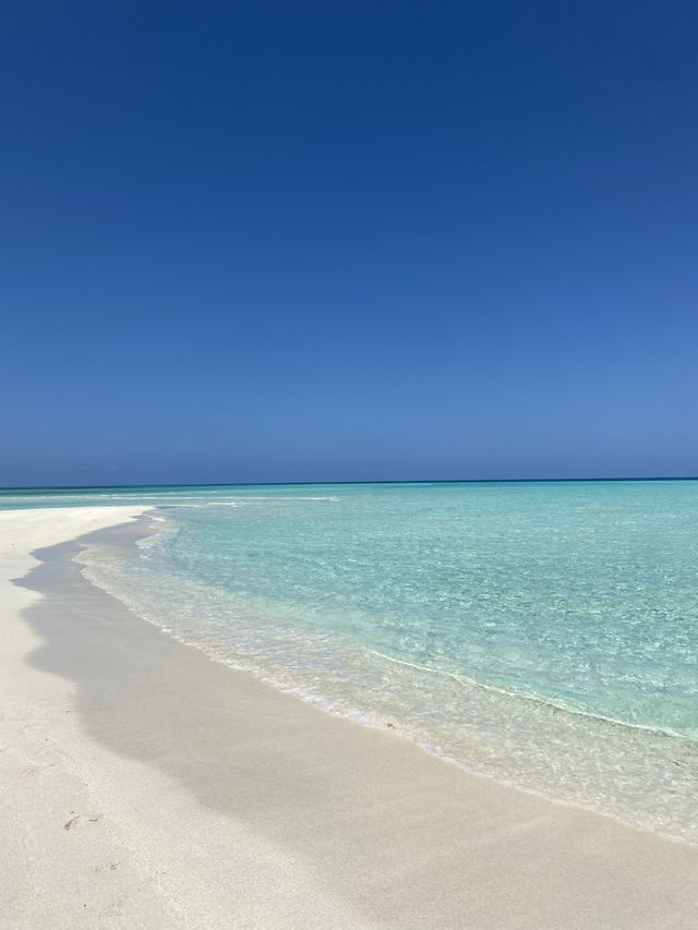 Strand op Thulusdhoo island in de Malediven