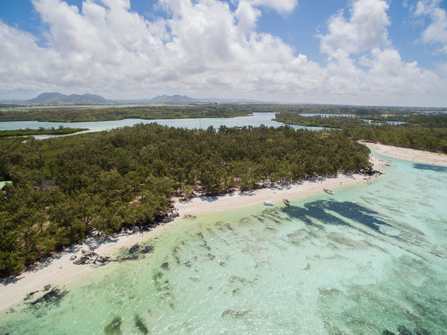 Uitzicht op tropisch Île aux Cerfs, Mauritius
