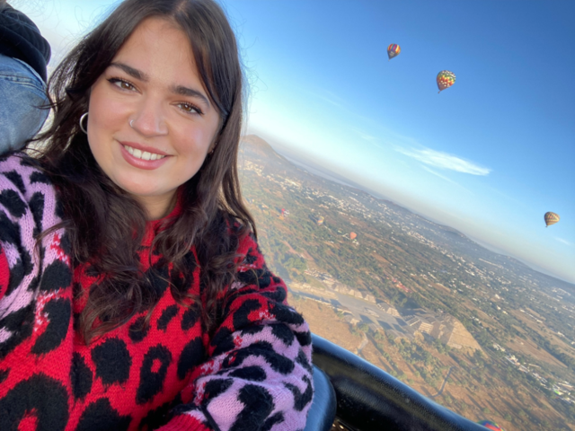 Reisspecialist Esmée bij de piramides van Teotihuacan