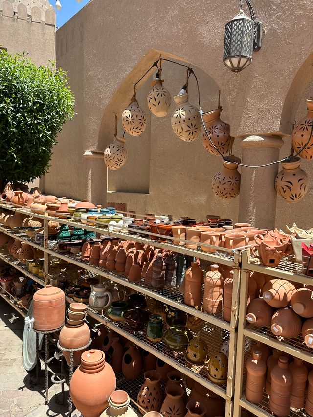 Aardewerk op Souk in Nizwa