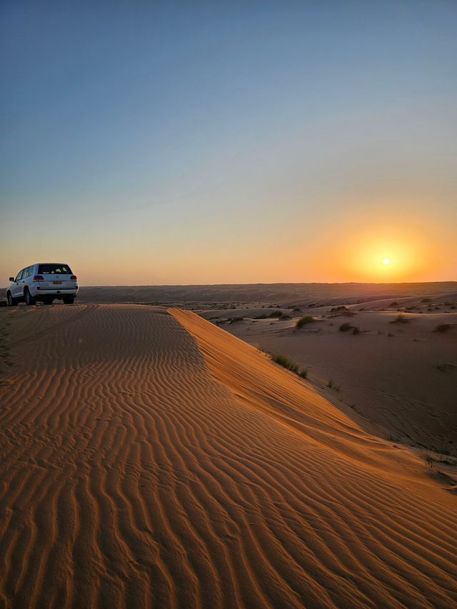 Auto in de Wahiba Sands woestijn in Oman