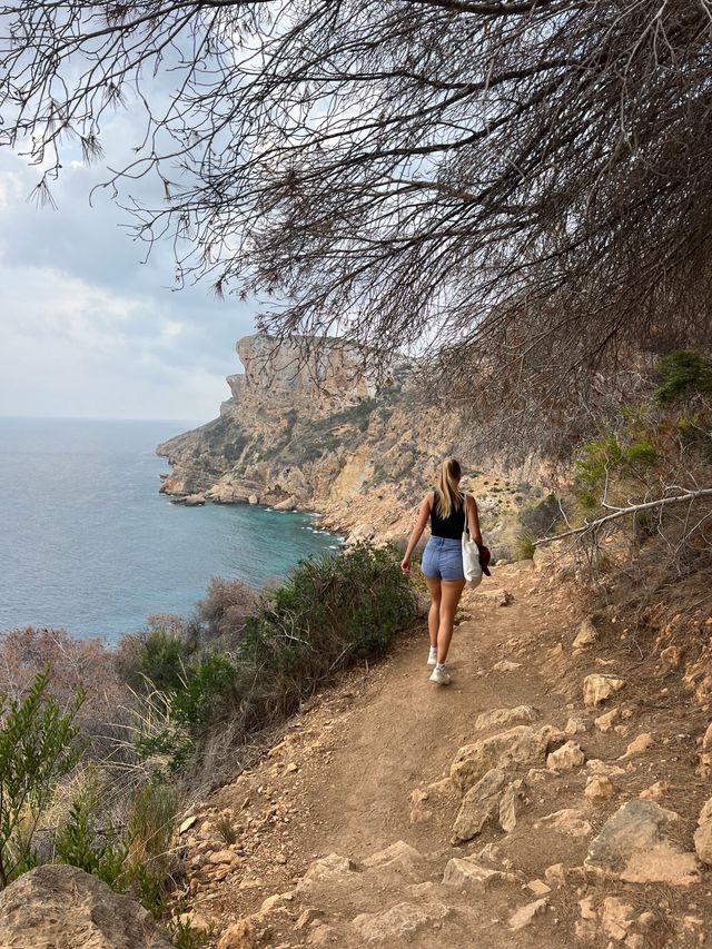 Wandelen langs klif bij Moraira, Spanje