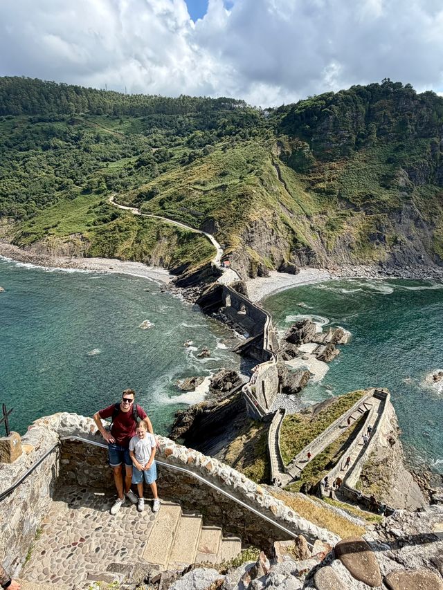 Uitzicht op brug bij Gaztelugatxe, Spanje