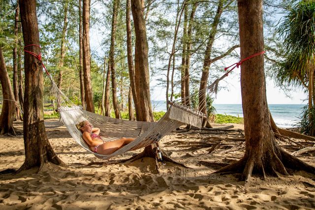 Relaxen in een hangmat op het strand in Thailand