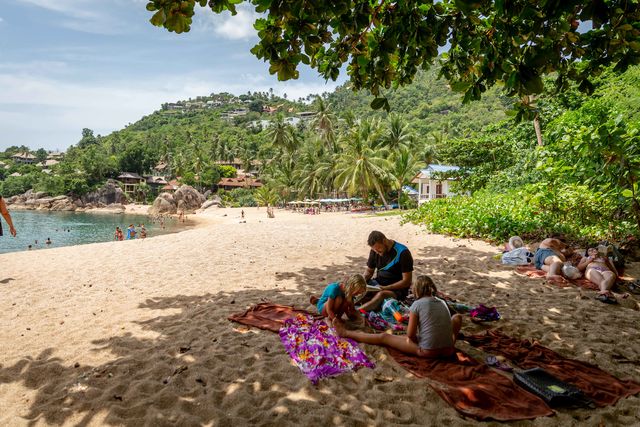 Gezin op het strand van Koh Samui
