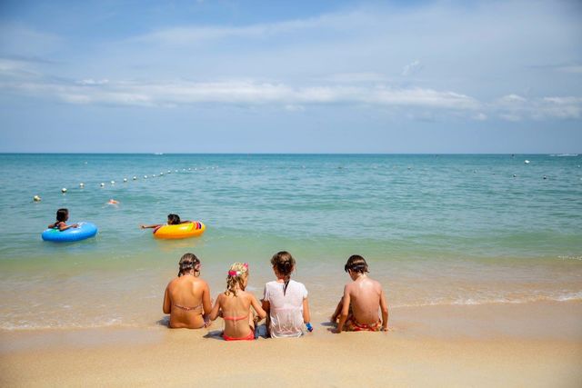 Kinderen op het strand in Thailand