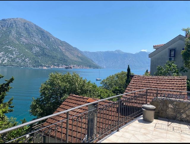 Uitzicht op baai in Montenegro