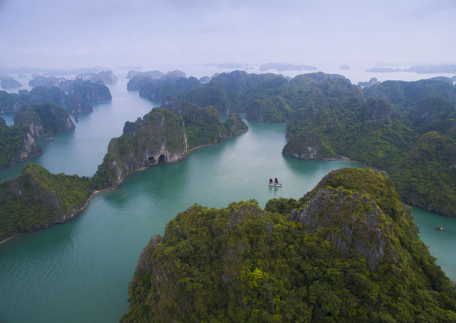 Varen door Bai Tu Long Bay