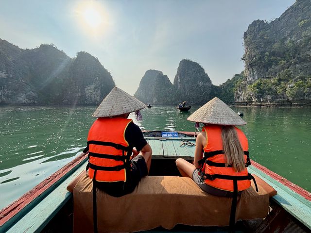 Varen door Bai tu Long Bay met kinderen