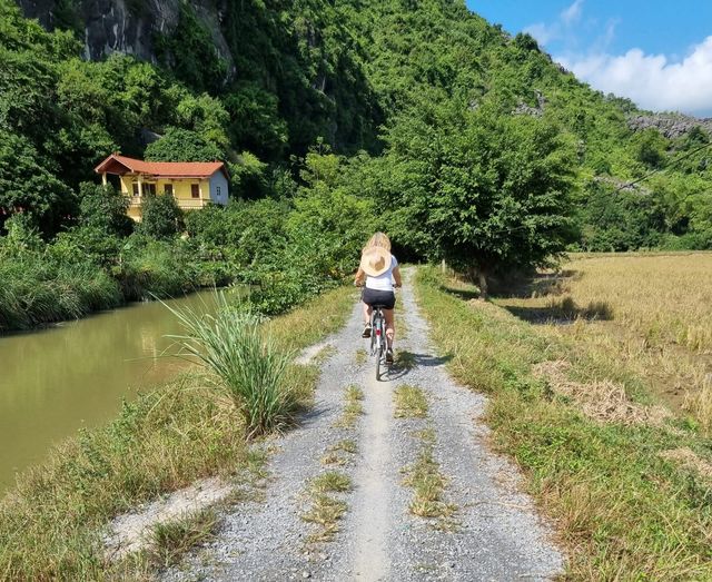 Fietsen langs rijstvelden in Vietnam