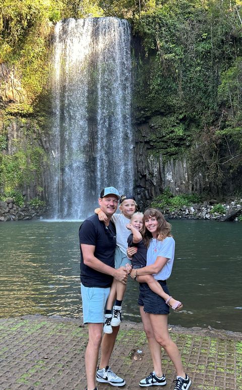 Familie voor Millaa Millaa Falls in Cairns