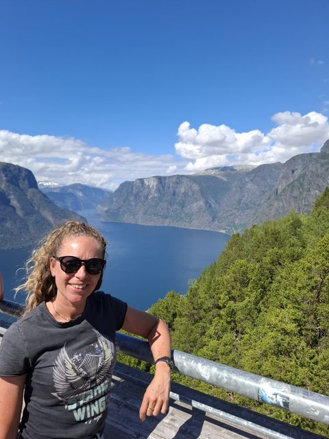 uitzichtpunt in aurlandsfjord, noorwegen