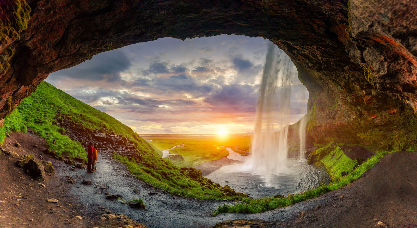 Reizigers bij Seljalandsfoss IJsland