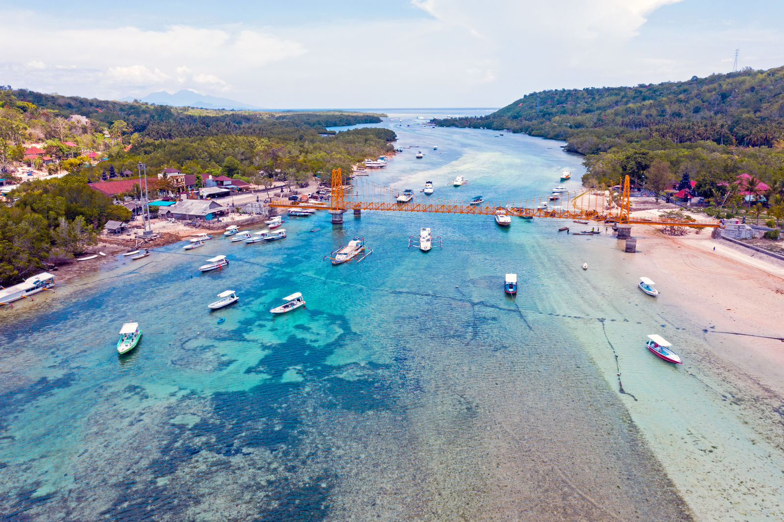 De gele brug tussen Nusa Lembongan en Nusa Ceningan