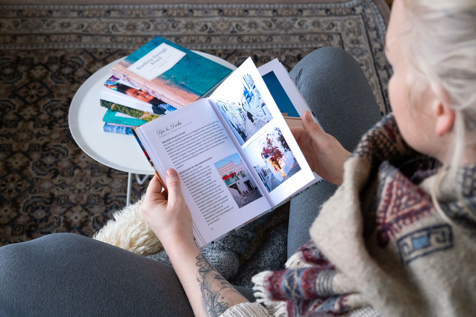 Vrouw bekijkt haar reisdagboek gemaakt met de Travel Diaries app