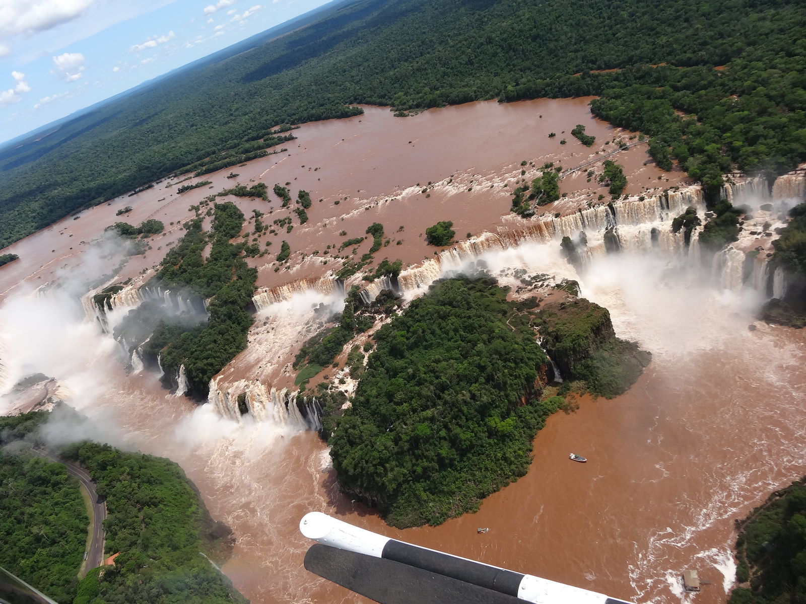 Helikoptervlucht boven de watervallen van Iguazu