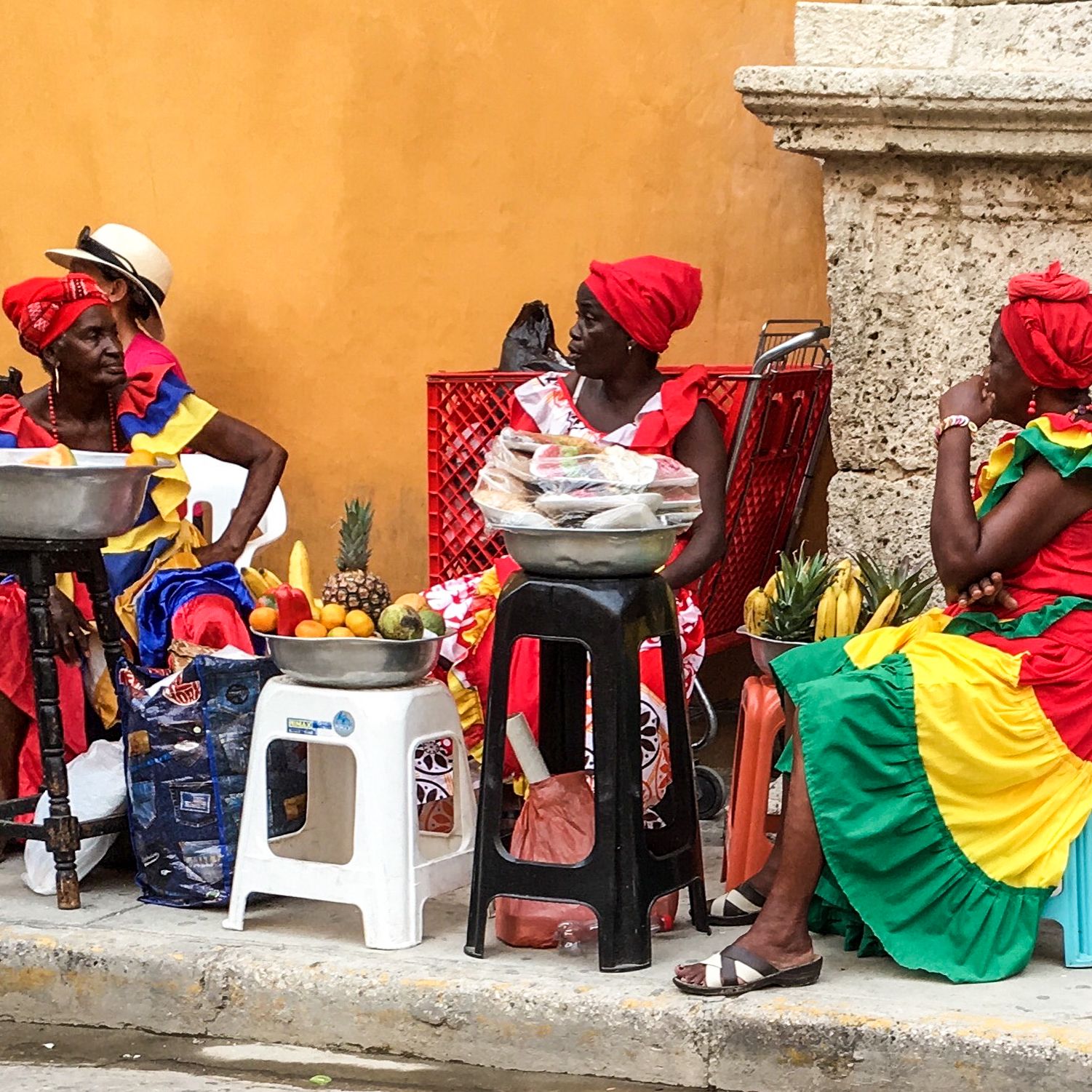 Lokale straatverkopers in traditionele kleding