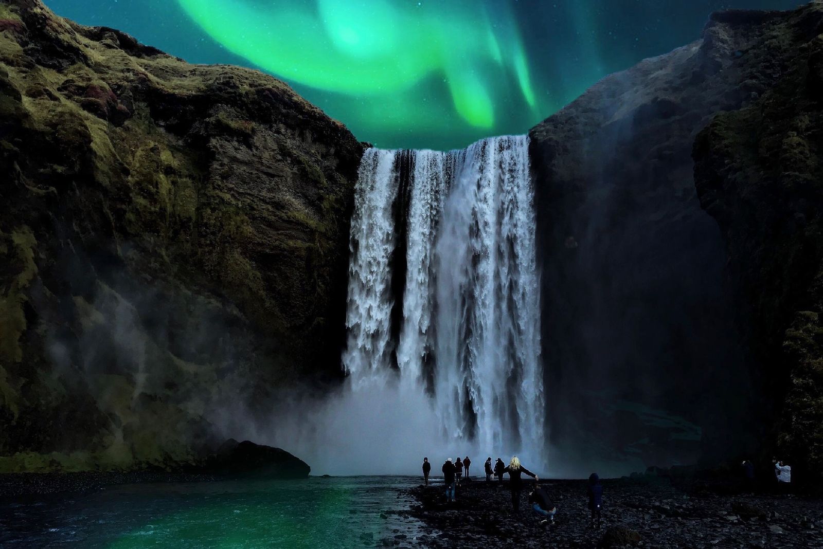 Noorderlicht bij de Skógafoss-waterval