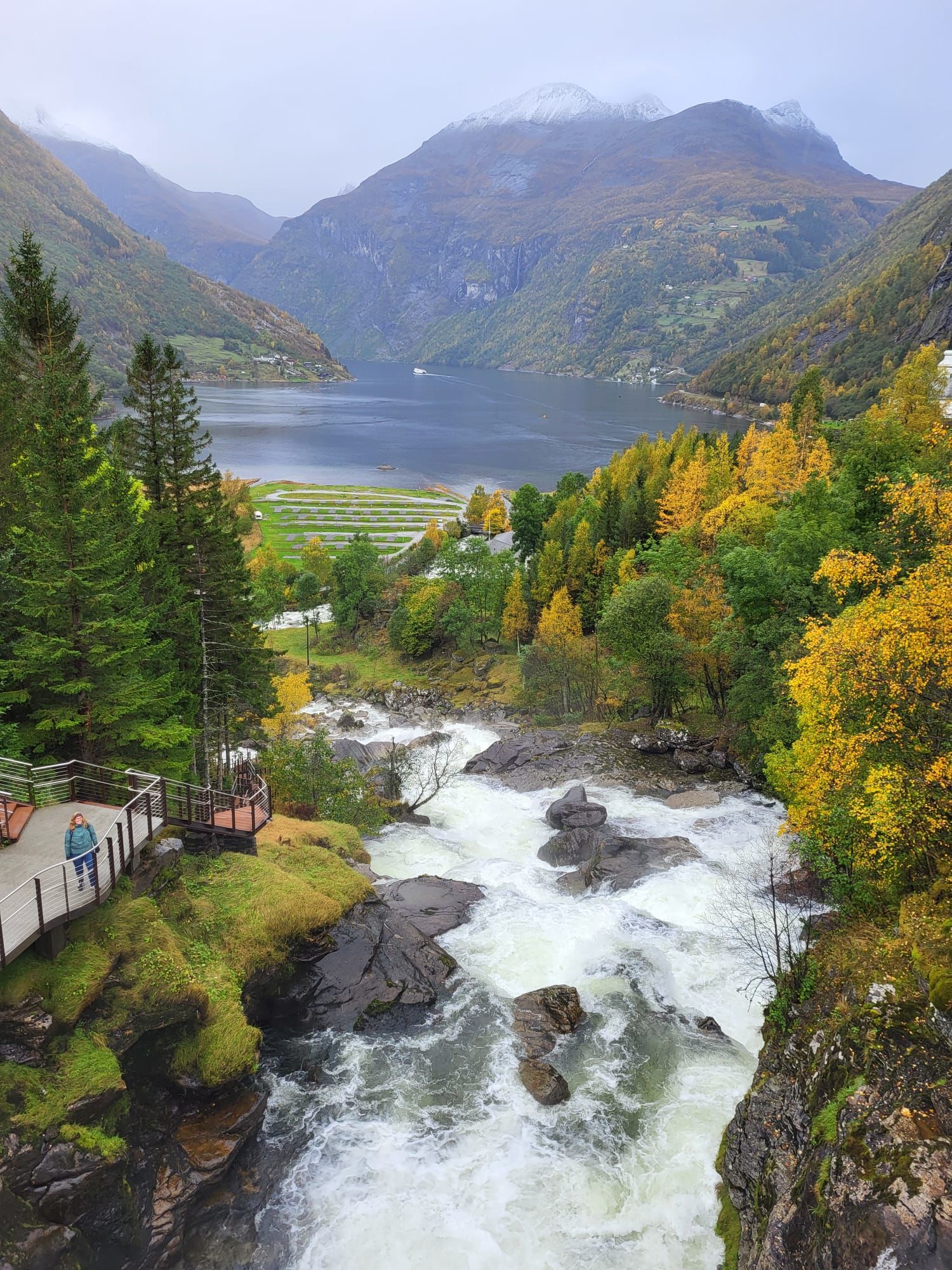 Hiken langs een waterval in Geiranger