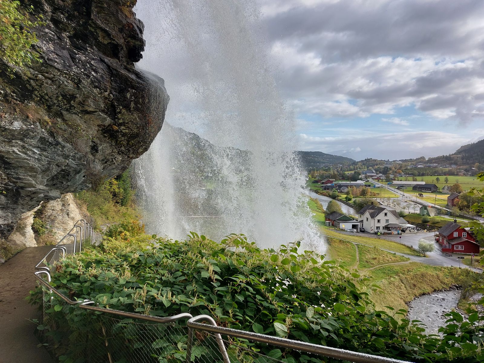 Onder de waterval, Steindalsfossen, Noorwegen
