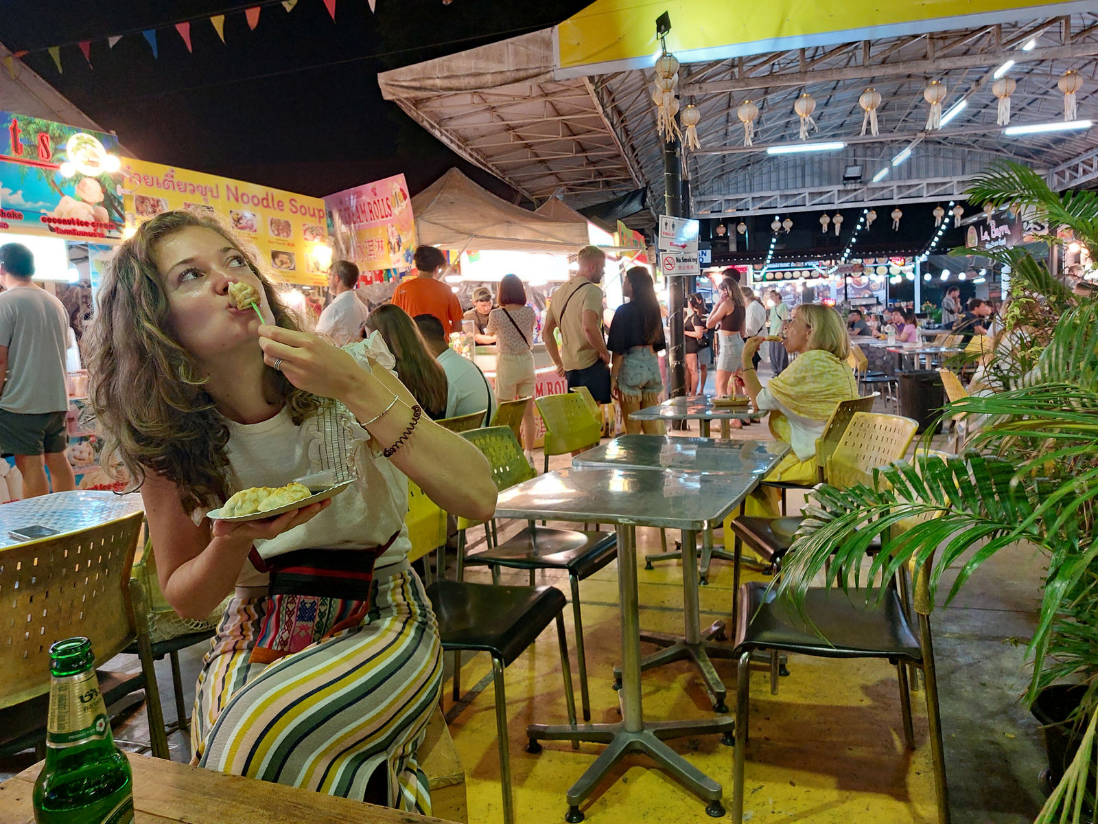 Femke op een nachtmarkt in Chaing Mai