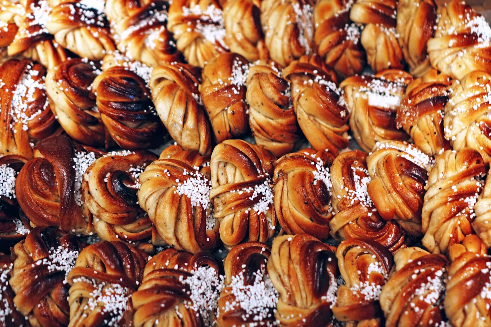 Genieten van een kaneelbroodje tijdens de fika
