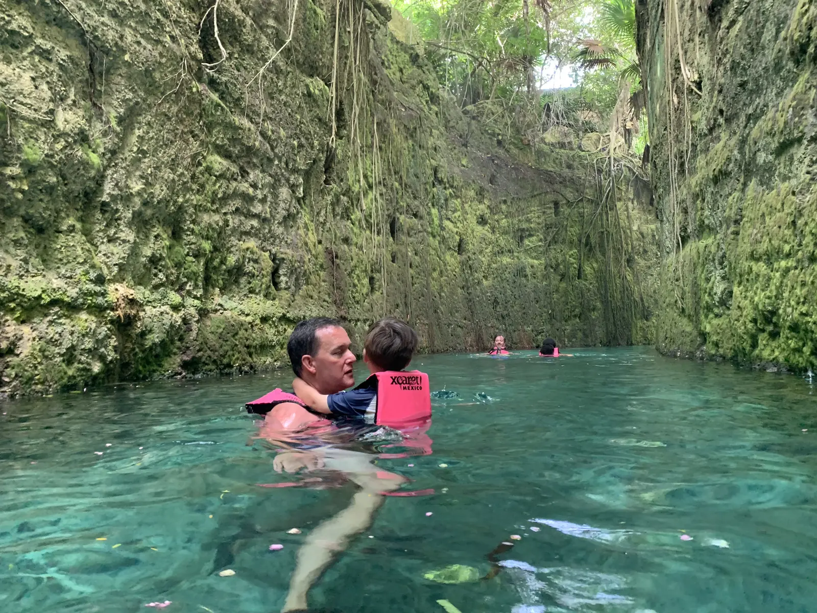 Zwemmen in cenotes in Xcaret