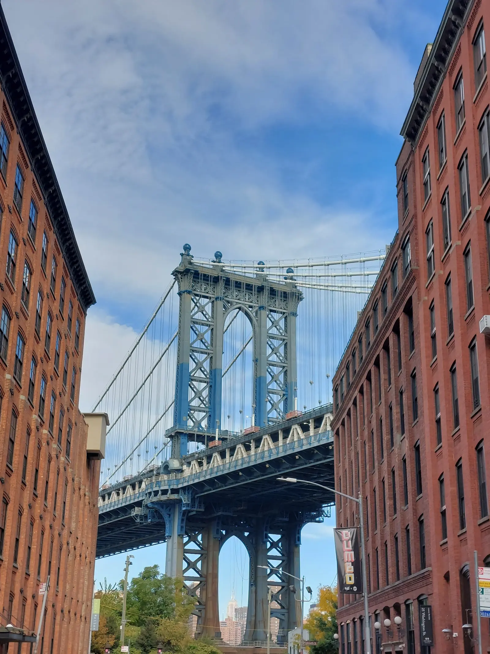 Uitzicht op de Manhattan Bridge vanuit Brooklyn