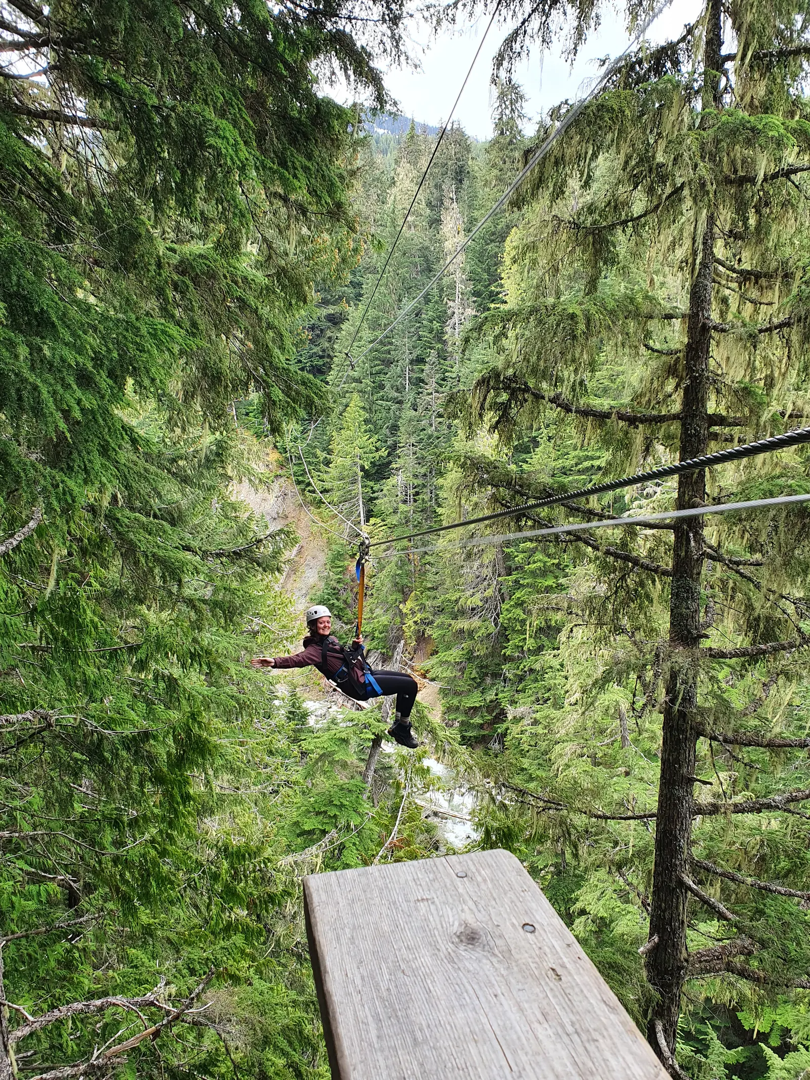 Reisspecialist Femke aan het ziplinen in Whistler