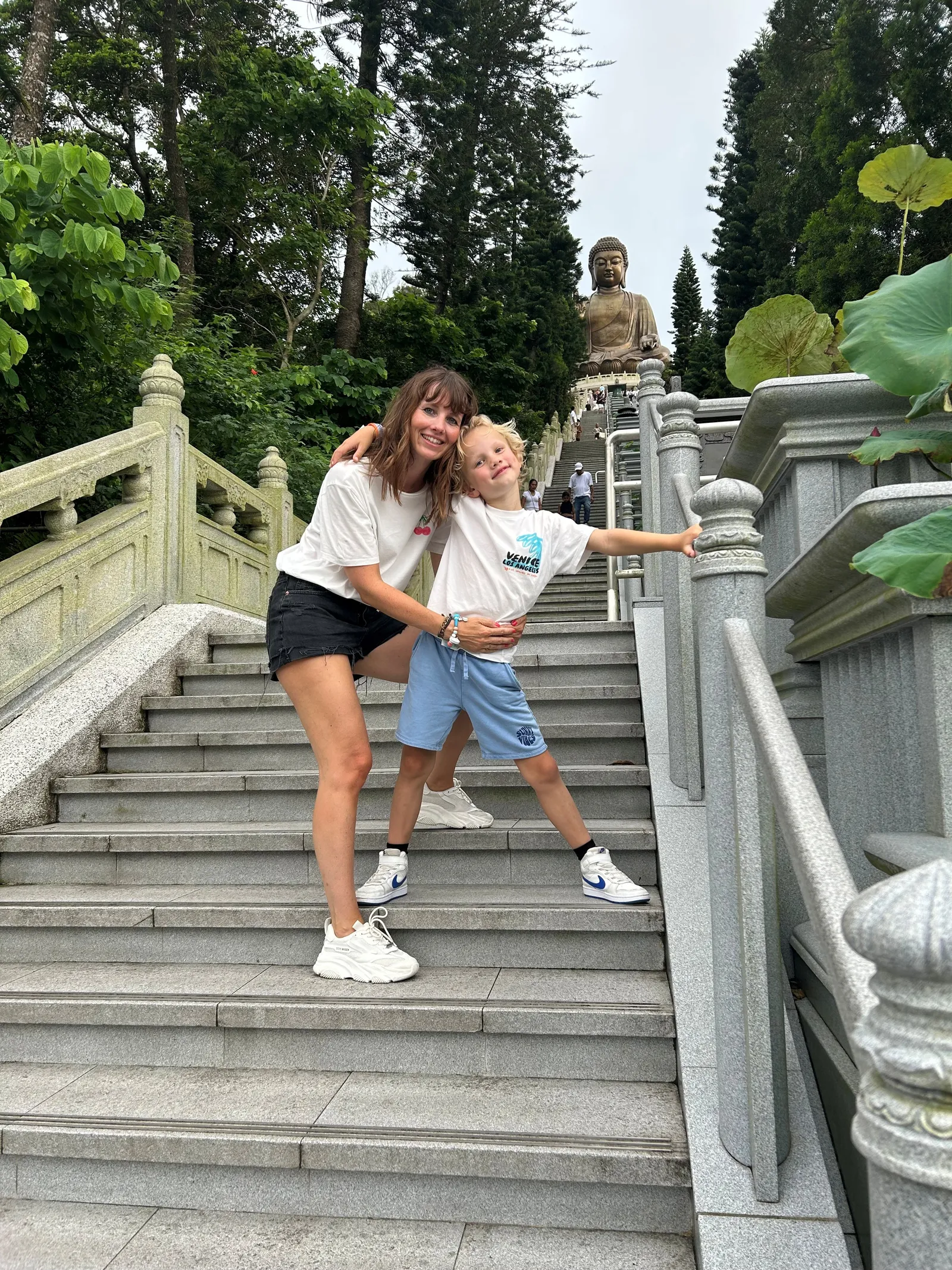 Familie voor Hong Kong Tian Tan Boeddha