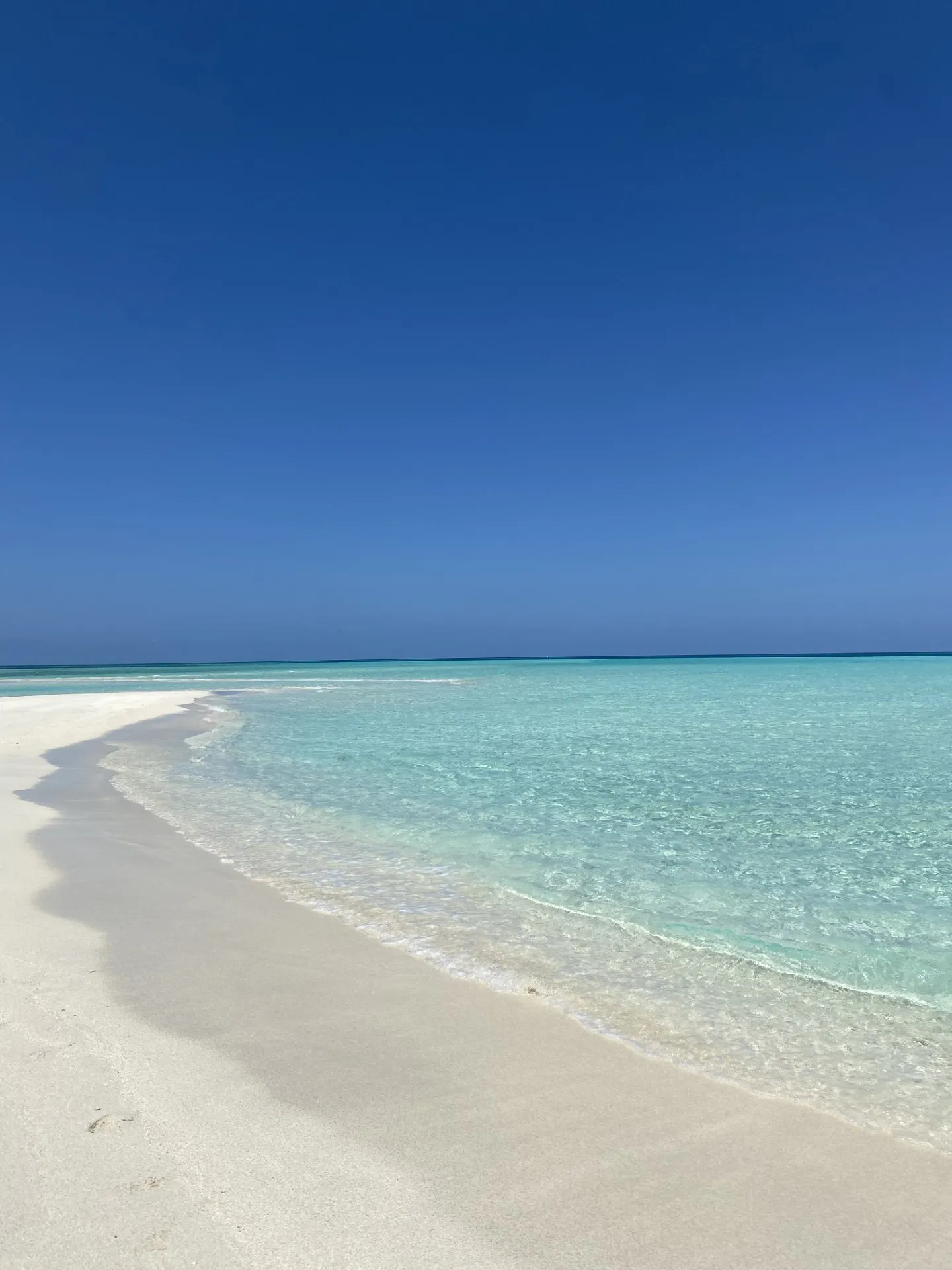 Strand op Thulusdhoo island in de Malediven