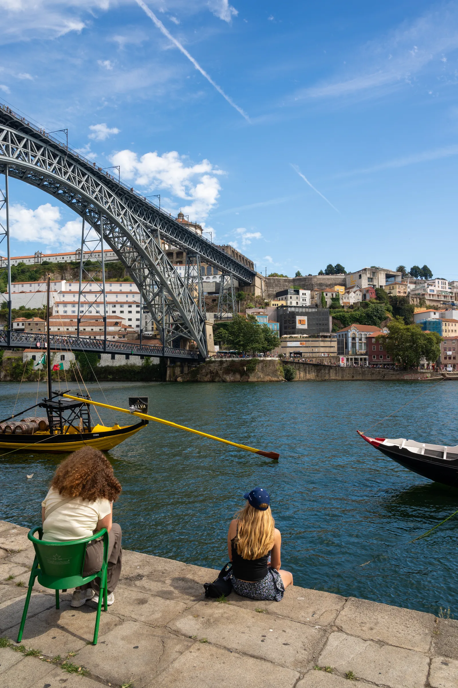 Zitten bij de rivier in Porto