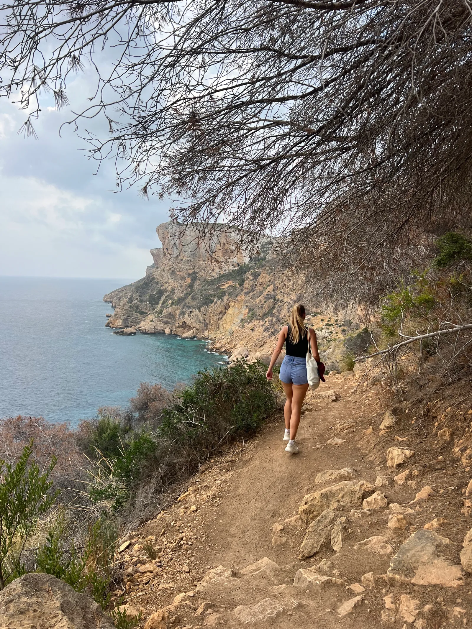 Wandelen langs klif bij Moraira, Spanje