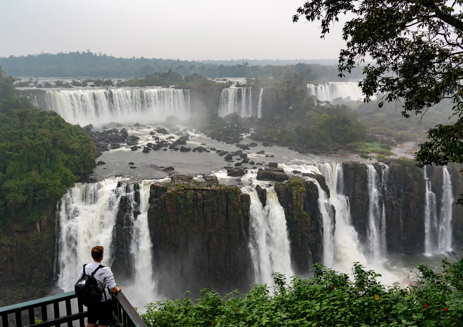 Uitzichtpunt over een waterval in Iquazu