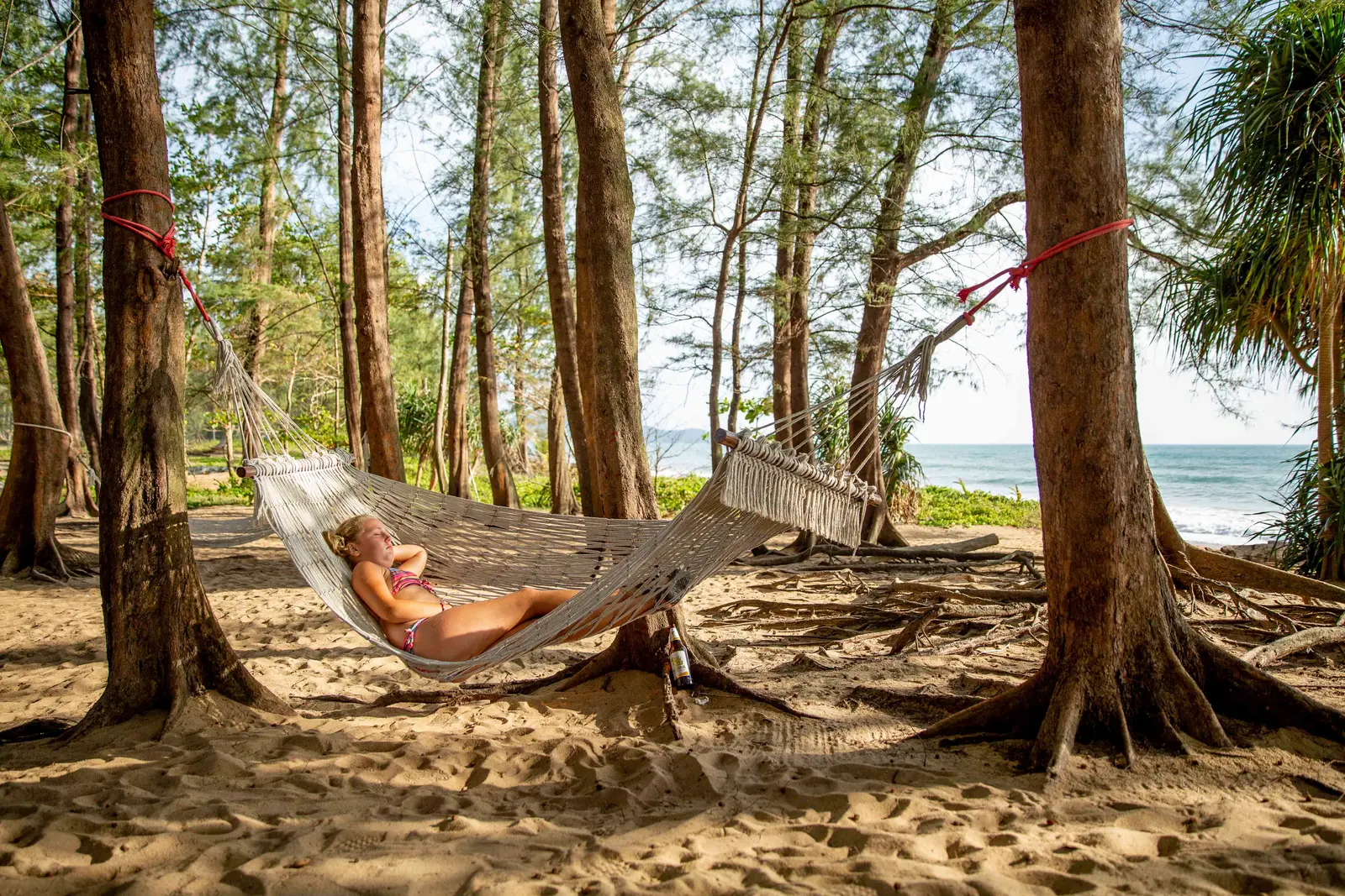Relaxen in een hangmat op het strand in Thailand